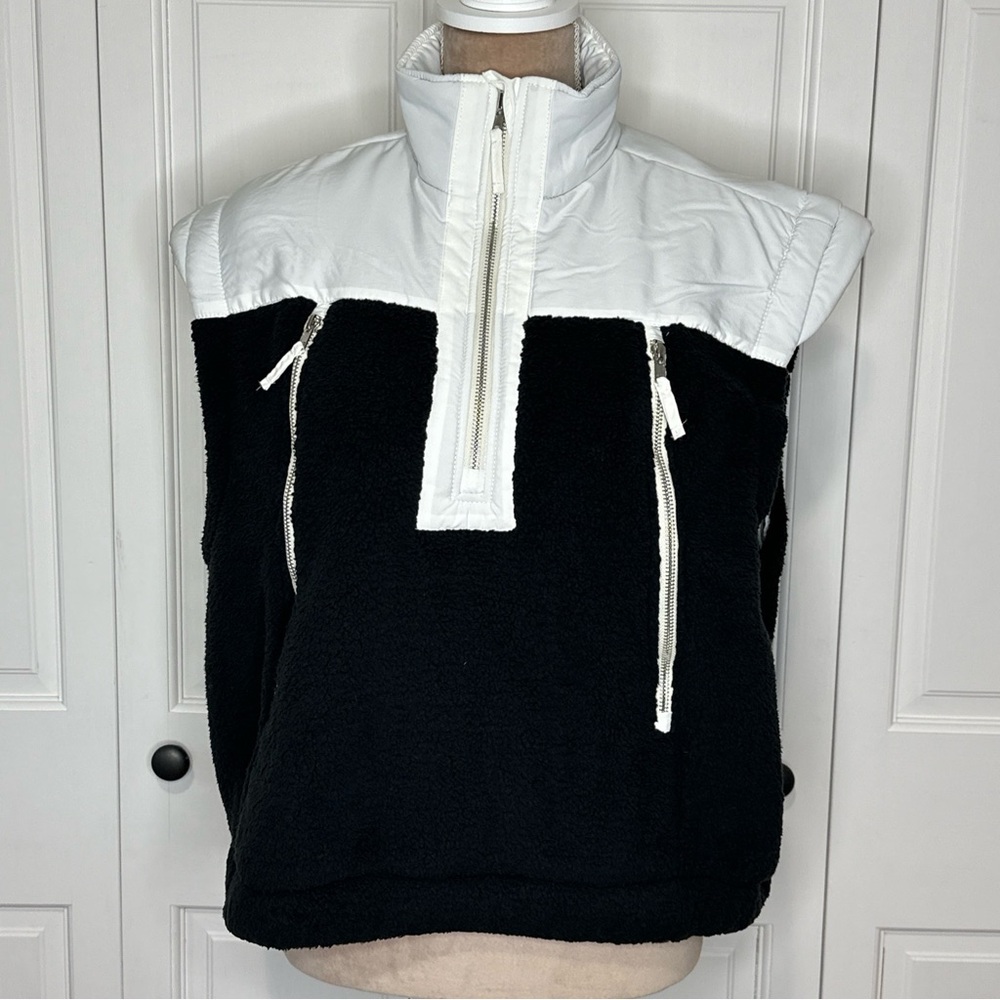 Women’s NWT Cropped Half-Zip Vest Size Large Black and White Front Zippers Cozy